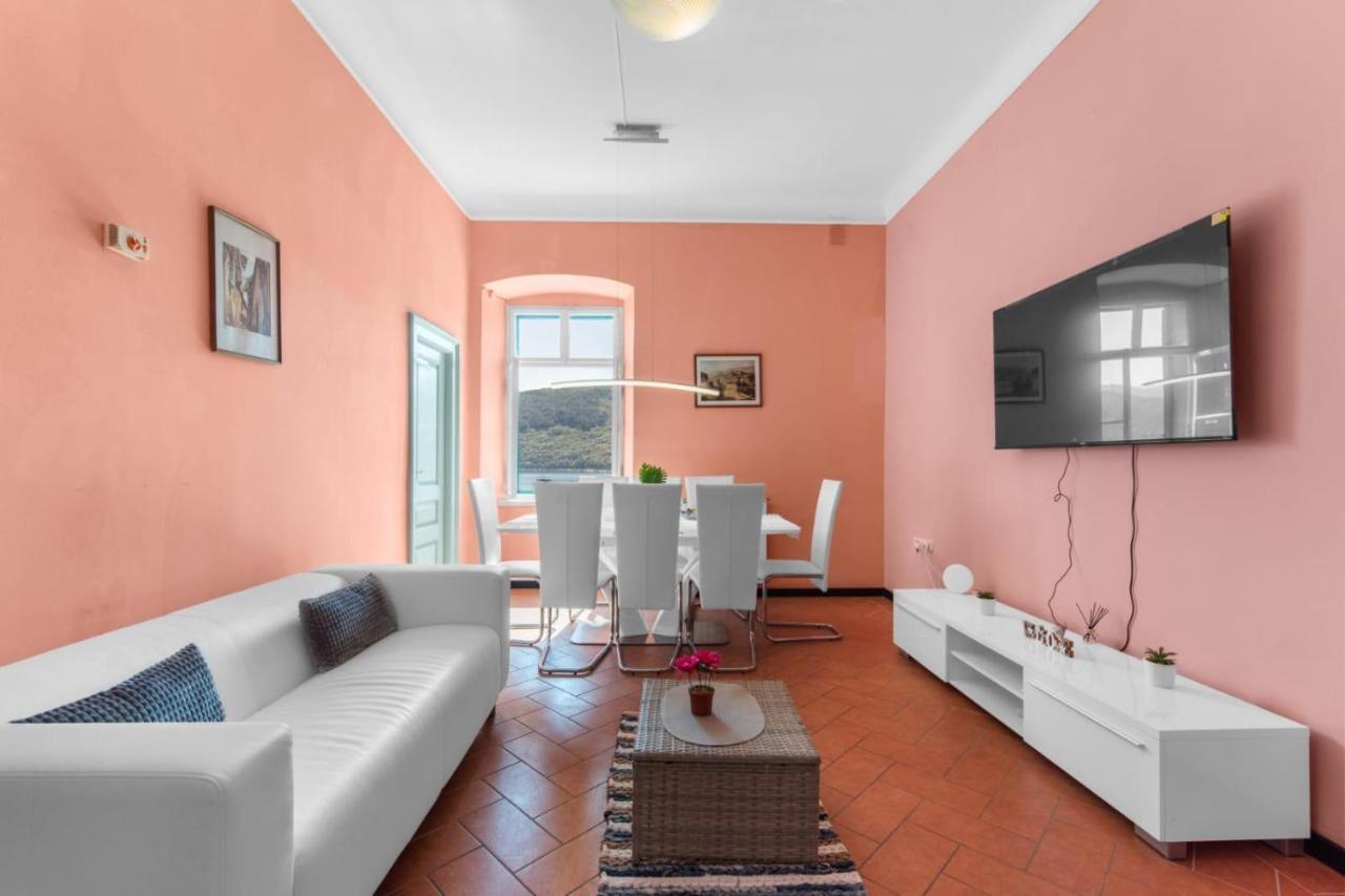 Apartmani Ella ラバック エクステリア 写真