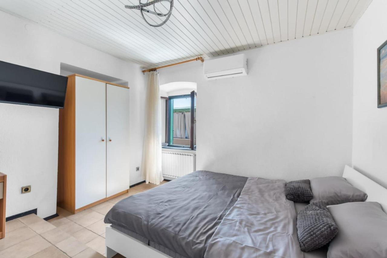 Apartmani Ella ラバック エクステリア 写真