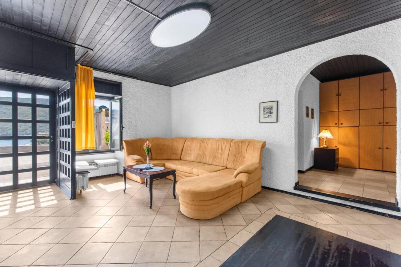 Apartmani Ella ラバック エクステリア 写真